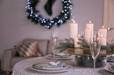 Oturma odasında Noel süslemeleri olan güzel bir masa.