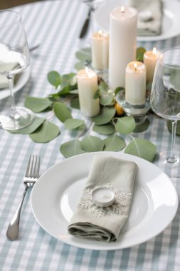 Noel dekorlu güzel bir masa.