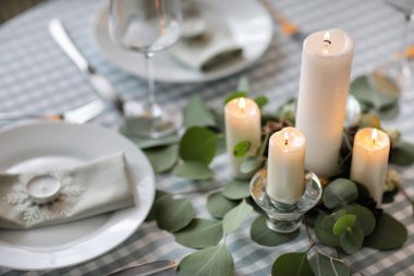 Noel dekorlu güzel bir masa.