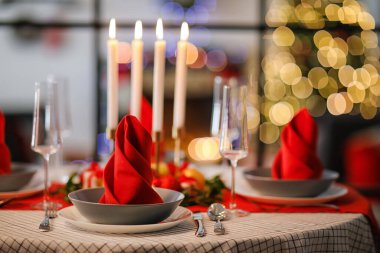 Oturma odasında Noel dekoru olan güzel bir masa.