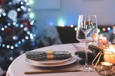 Oturma odasında Noel dekoru olan güzel bir masa.