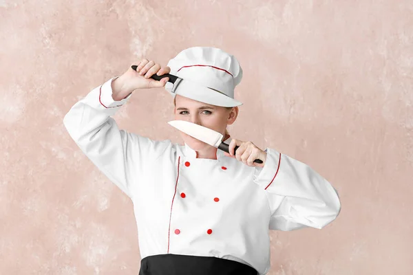 Ältere Köchin Mit Messern Auf Farbigem Hintergrund — Stockfoto