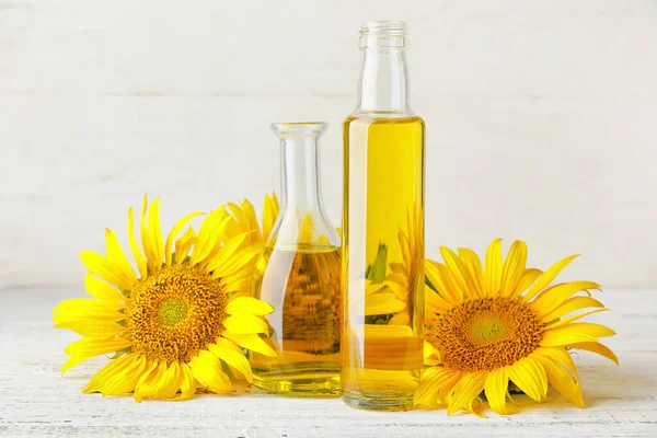 Flaschen Sonnenblumenöl Auf Dem Tisch — Stockfoto