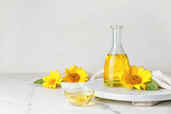 Flasche Sonnenblumenöl Auf Dem Tisch — Stockfoto