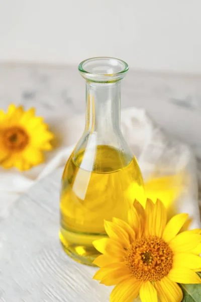 Flasche Sonnenblumenöl Auf Dem Tisch — Stockfoto