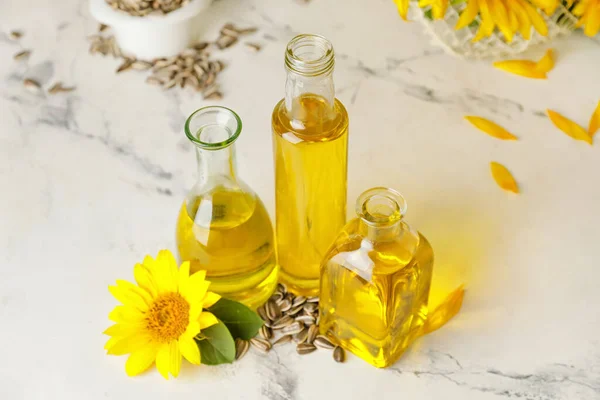 Komposition Mit Sonnenblumenöl Auf Dem Tisch — Stockfoto