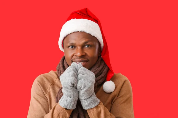 Uomo Afro Americano Cappello Babbo Natale Guanti Sfondo Colore — Foto Stock