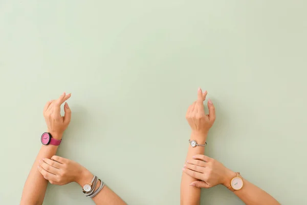 Manos Femeninas Con Relojes Sobre Fondo Color —  Fotos de Stock