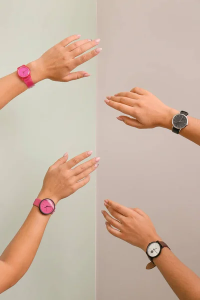 Manos Femeninas Con Relojes Sobre Fondo Color —  Fotos de Stock