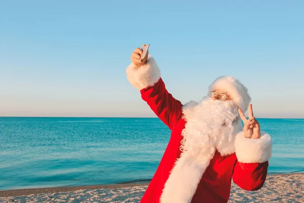 Santa Claus Tomando Selfie Balneario Vacaciones Navidad — Foto de Stock