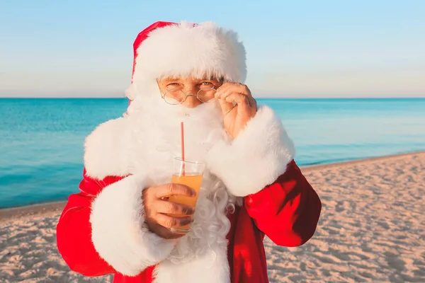Санта Клаус Соком Відпочиває Морському Курорті Різдвяна Відпустка — стокове фото