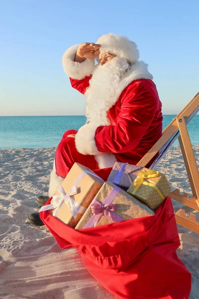 Санта Клаус Отдыхает Морском Курорте Рождественские Каникулы — стоковое фото