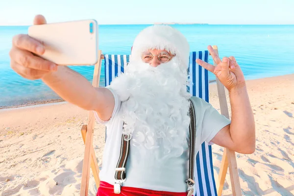 Santa Claus Tomando Selfie Balneario Vacaciones Navidad — Foto de Stock