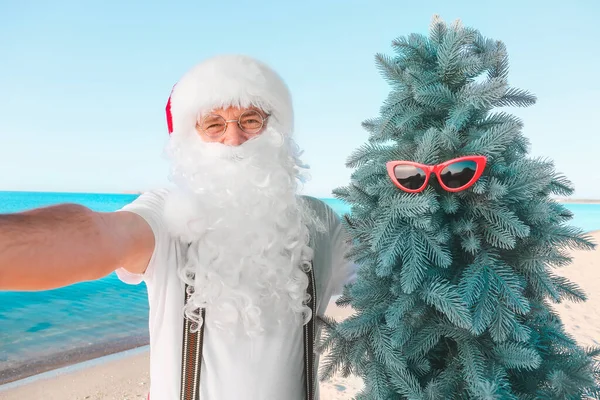Święty Mikołaj Choinką Robi Selfie Kurorcie Morskim — Zdjęcie stockowe