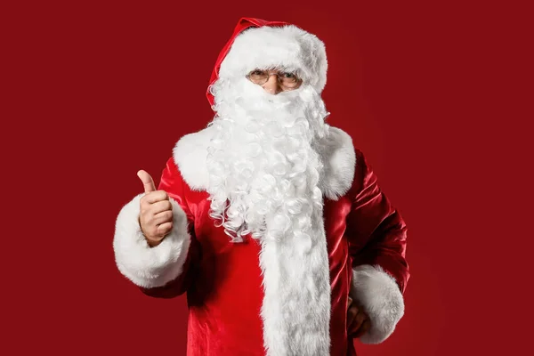 Der Weihnachtsmann Zeigt Daumen Nach Oben Auf Farbigem Hintergrund Weihnachtsurlaub — Stockfoto