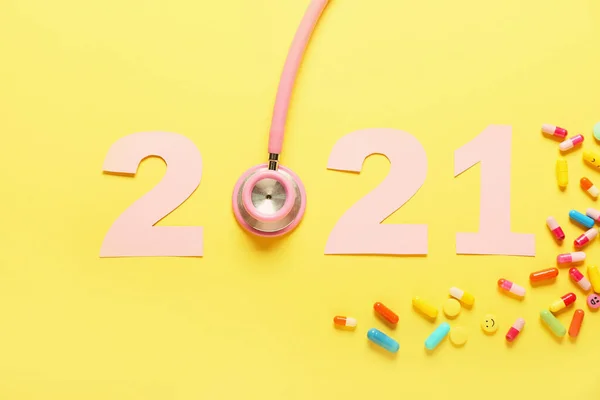 Stetoskop Piller Och Figur 2021 Färg Bakgrund — Stockfoto