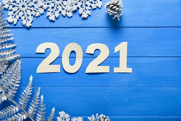 Composición Año Nuevo Con Figura 2021 Sobre Fondo Madera Color — Foto de Stock