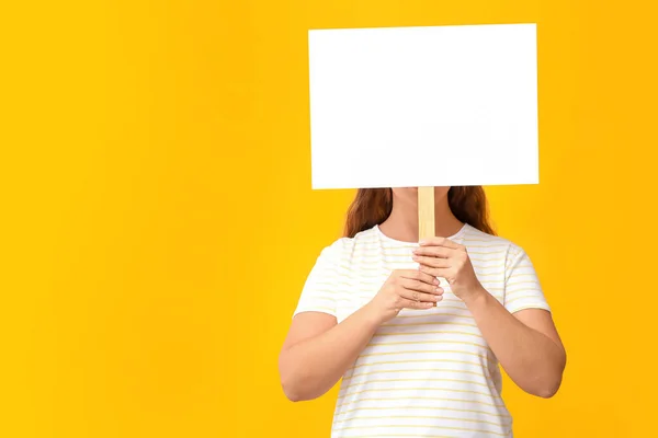 Protestando Mulher Com Cartaz Fundo Cor — Fotografia de Stock