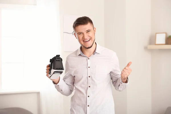 Junger Mann Mit Brille Zeigt Daumen Nach Oben — Stockfoto