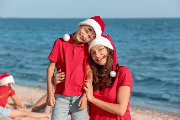 Happy Mother Son Celebrating Christmas Tropical Resort — Stock Photo, Image