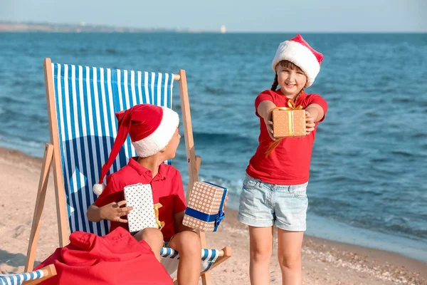 Happy Children Gifts Celebrating Christmas Tropical Resort — Stock Photo, Image