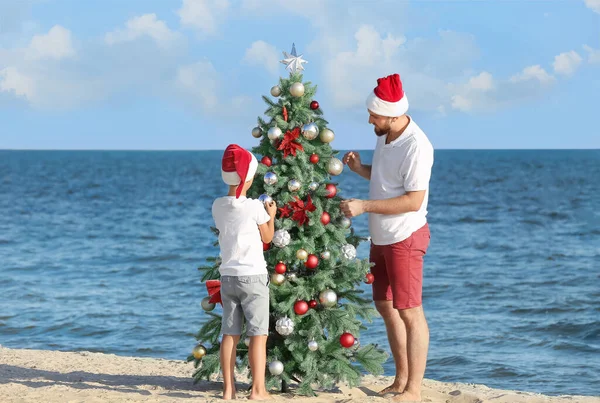 Uomo Felice Suo Figlio Decorare Albero Natale Resort Tropicale — Foto Stock