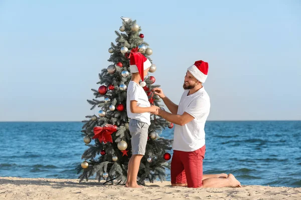 Happy Man His Son Decorating Christmas Tree Tropical Resort — Stock Photo, Image