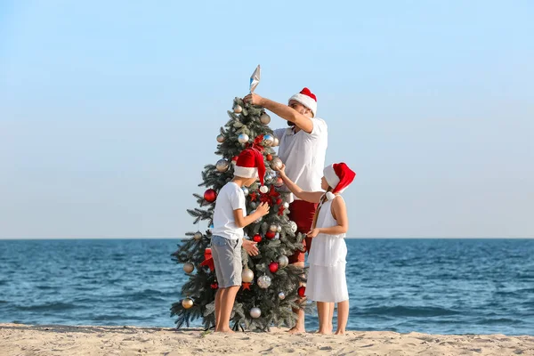 Glückliche Familie Feiert Weihnachten Tropenresort — Stockfoto
