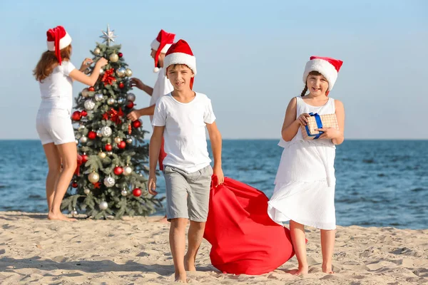 Happy Children Parents Celebrating Christmas Tropical Resort — Stock Photo, Image