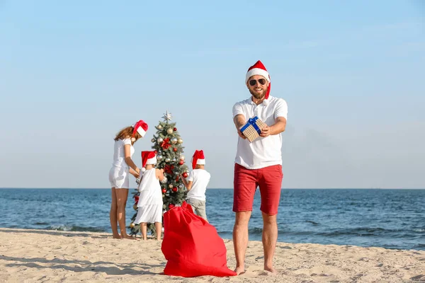 Happy Man His Family Celebrating Christmas Tropical Resort — Stock Photo, Image