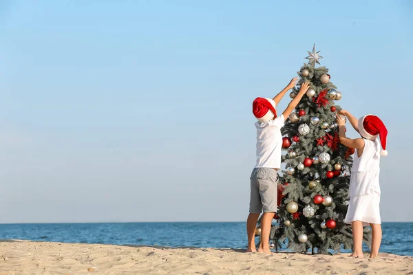 Happy Children Decorating Christmas Tree Tropical Resort — Stock Photo, Image