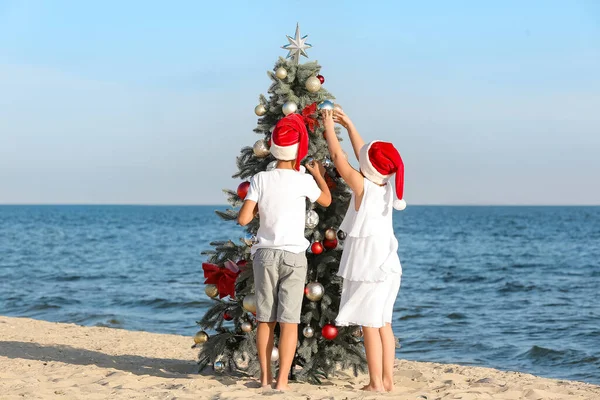 Happy Children Decorating Christmas Tree Tropical Resort — Stock Photo, Image