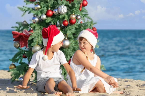 Szczęśliwe Dzieci Świętują Boże Narodzenie Tropikalnym Kurorcie — Zdjęcie stockowe