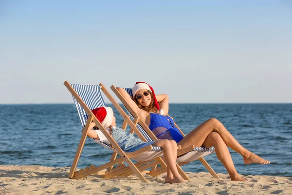 Happy Woman Her Daughter Celebrating Christmas Tropical Resort — Stock Photo, Image