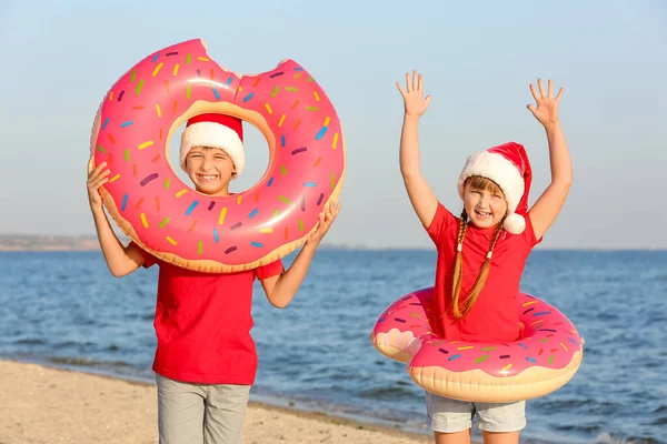 Happy Children Inflatable Rings Celebrating Christmas Tropical Resort — Stock Photo, Image