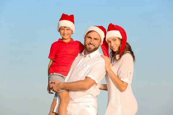 Щаслива Родина Святкує Різдво Тропічному Курорті — стокове фото