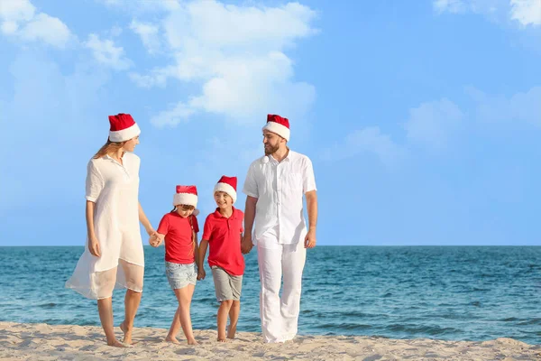Szczęśliwa Rodzina Świętuje Boże Narodzenie Tropikalnym Kurorcie — Zdjęcie stockowe