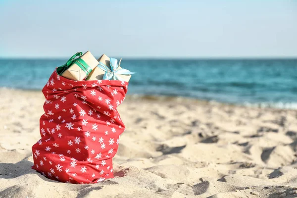 Kerstman Tas Met Geschenken Het Strand — Stockfoto