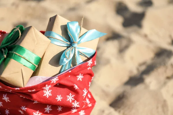 Сумка Санта Клауса Подарками Пляже Крупным Планом — стоковое фото