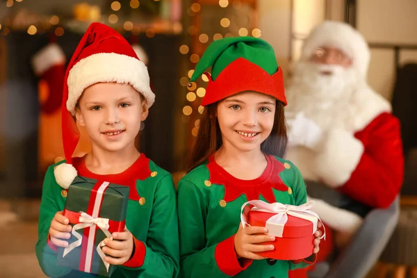 Lindos Niños Pequeños Trajes Elfos Con Regalos Casa Víspera Navidad — Foto de Stock