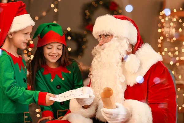 Söta Alvungar Och Tomten Med Brev Hemma Julafton — Stockfoto