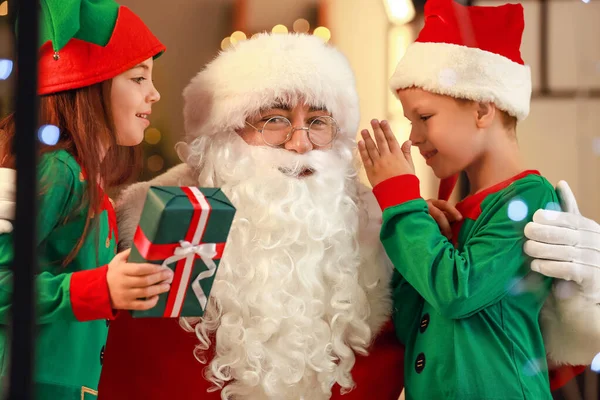 Niedliche Wichtelkinder Erzählen Dem Weihnachtsmann Ihren Wunsch Heiligabend — Stockfoto