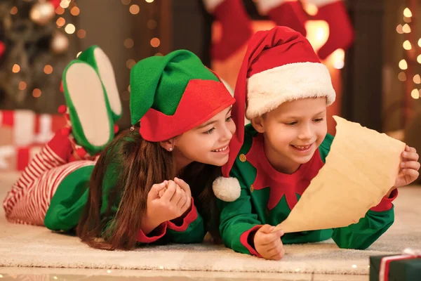 Lindos Pequeños Elfos Con Carta Santa Casa — Foto de Stock