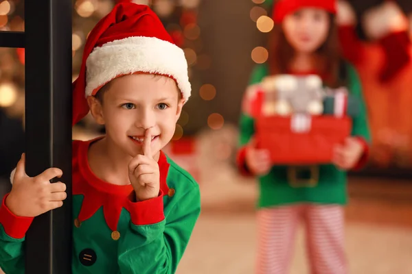 Bonito Menino Elfo Mostrando Gesto Silêncio Casa Véspera Natal — Fotografia de Stock