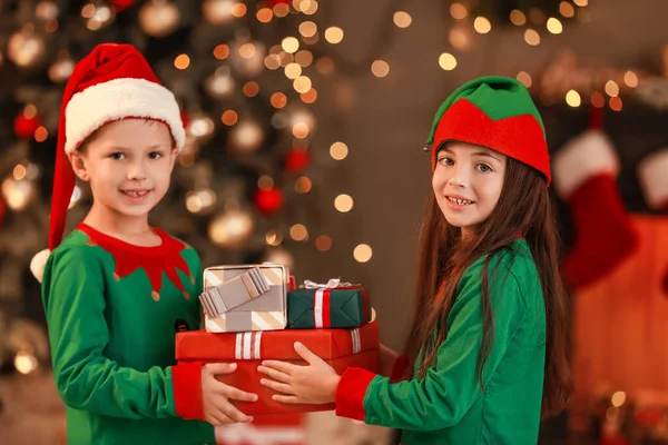 Niedliche Kleine Wichtel Mit Weihnachtsgeschenken Hause — Stockfoto