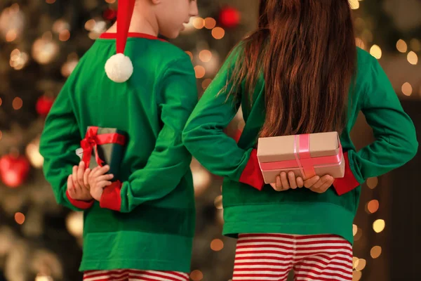Lindos Pequeños Elfos Con Regalos Navidad Casa — Foto de Stock