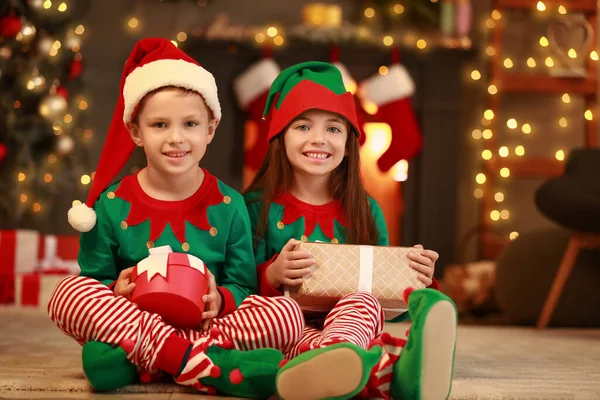 Söta Små Nissar Med Julklappar Hemma — Stockfoto