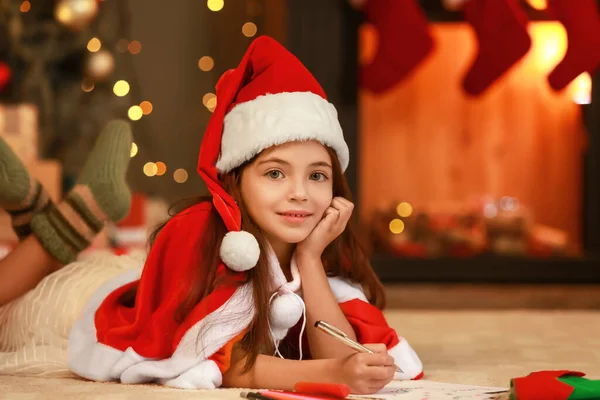 Bambina Scrittura Lettera Babbo Natale Casa Vigilia Natale — Foto Stock
