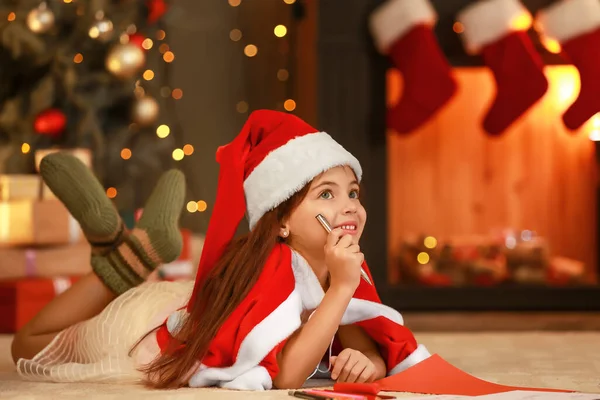 Bambina Scrittura Lettera Babbo Natale Casa Vigilia Natale — Foto Stock