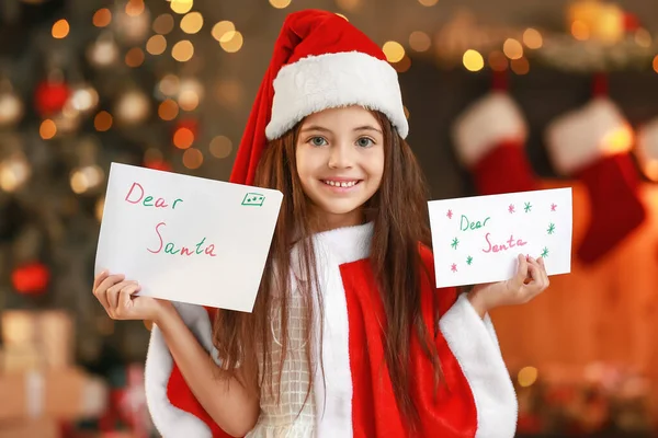 圣诞前夕 带着信回家给圣诞老人的小女孩 — 图库照片